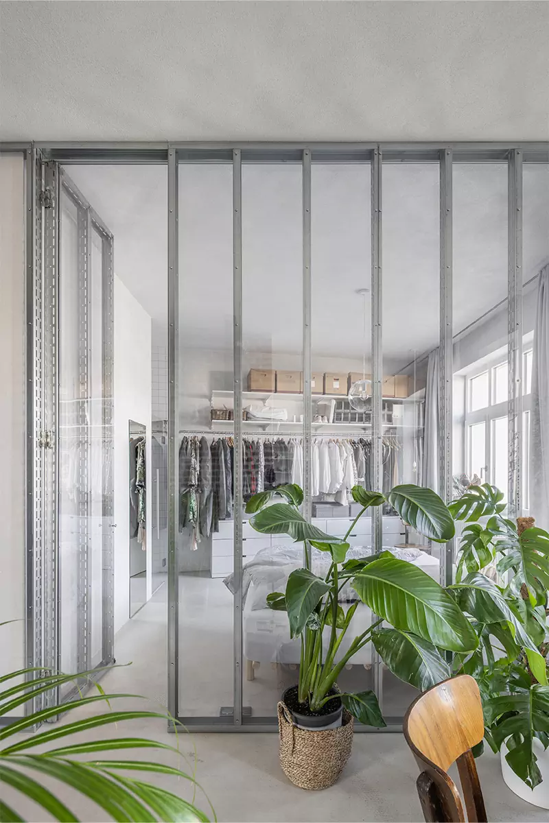 Динамичный интерьер квартиры с перегородками из стекла и металла — проект студии Kilo / Honč