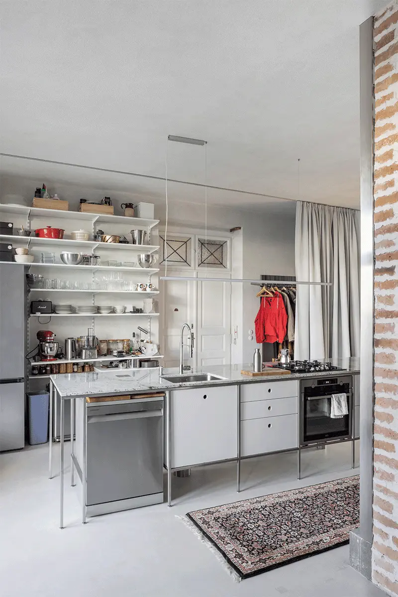 Динамичный интерьер квартиры с перегородками из стекла и металла — проект студии Kilo / Honč