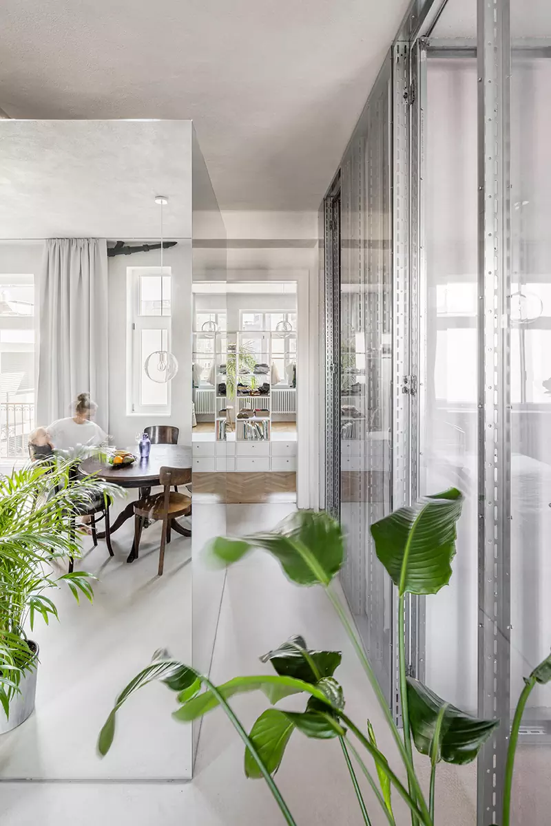 Динамичный интерьер квартиры с перегородками из стекла и металла — проект студии Kilo / Honč