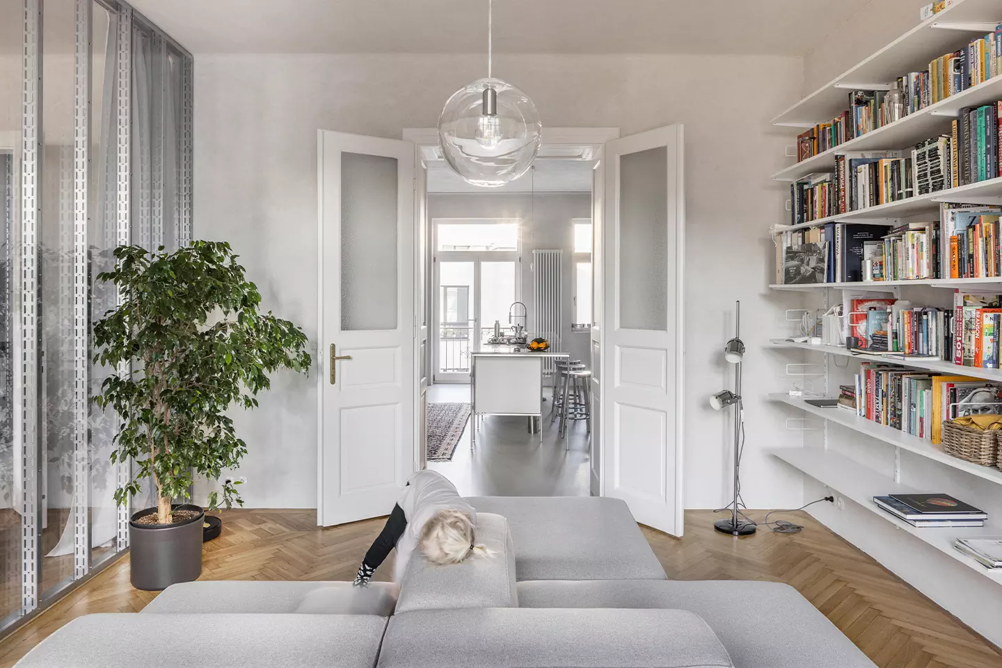 Динамичный интерьер квартиры с перегородками из стекла и металла — проект студии Kilo / Honč