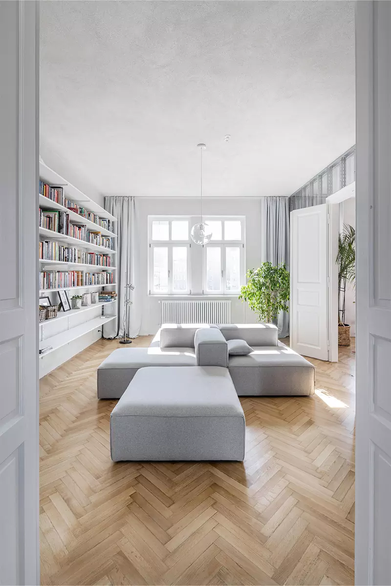 Динамичный интерьер квартиры с перегородками из стекла и металла — проект студии Kilo / Honč