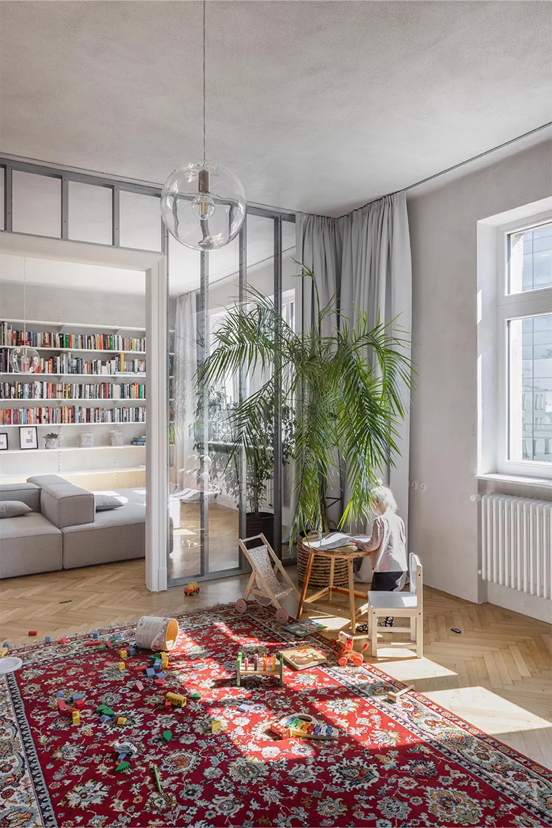 Динамичный интерьер квартиры с перегородками из стекла и металла — проект студии Kilo / Honč