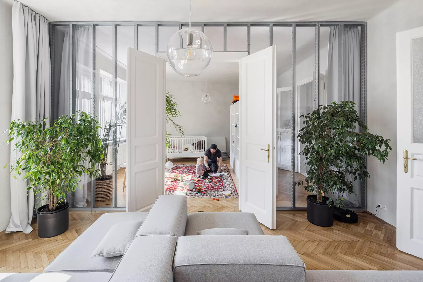 Динамичный интерьер квартиры с перегородками из стекла и металла — проект студии Kilo / Honč