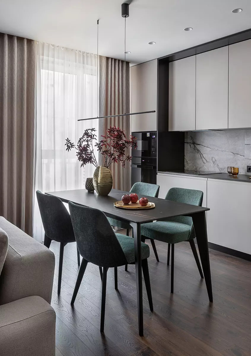 Изумрудные акценты в интерьере квартиры для молодого бизнесмена — проект Ксении Мицкевич