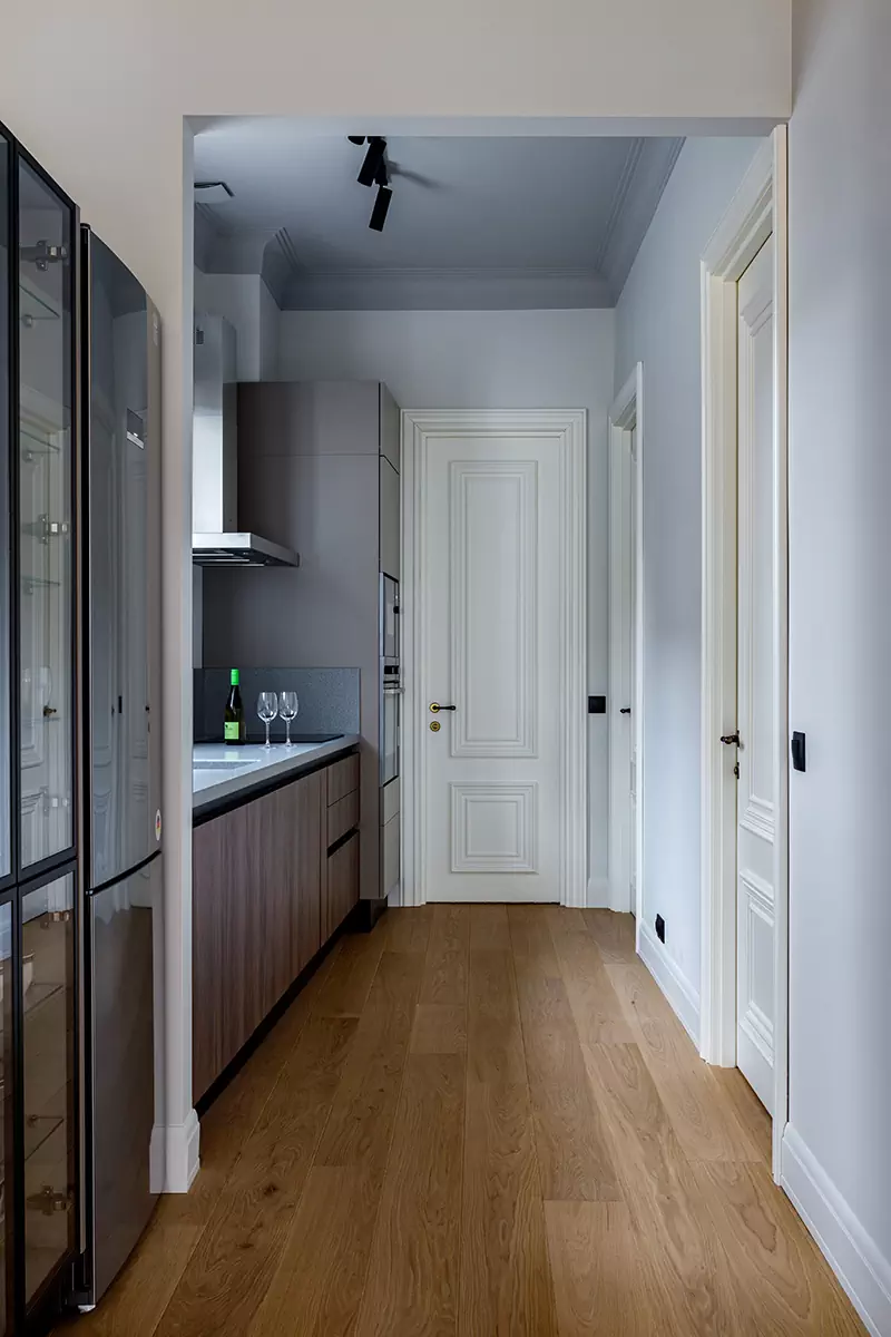 Расслабляющий интерьер квартиры с проходной кухней — проект I+E Spaces Studio