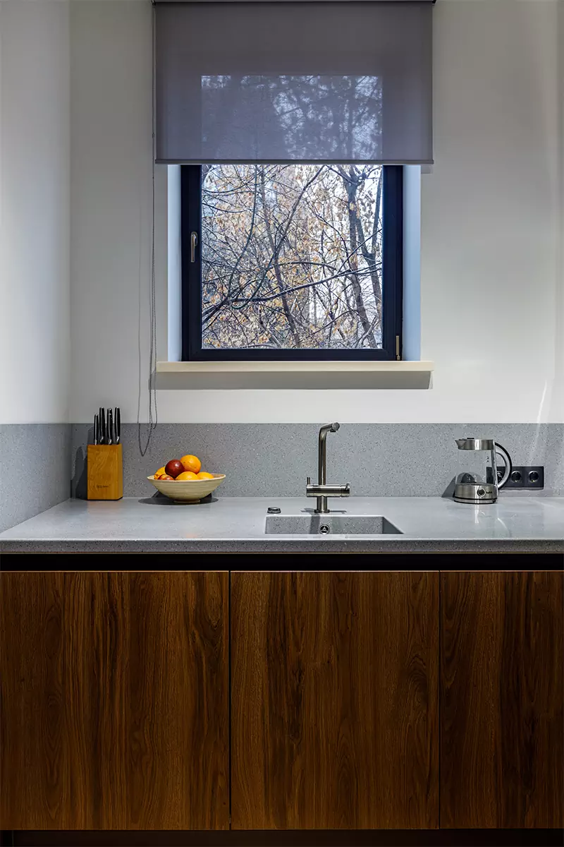 Расслабляющий интерьер квартиры с проходной кухней — проект I+E Spaces Studio