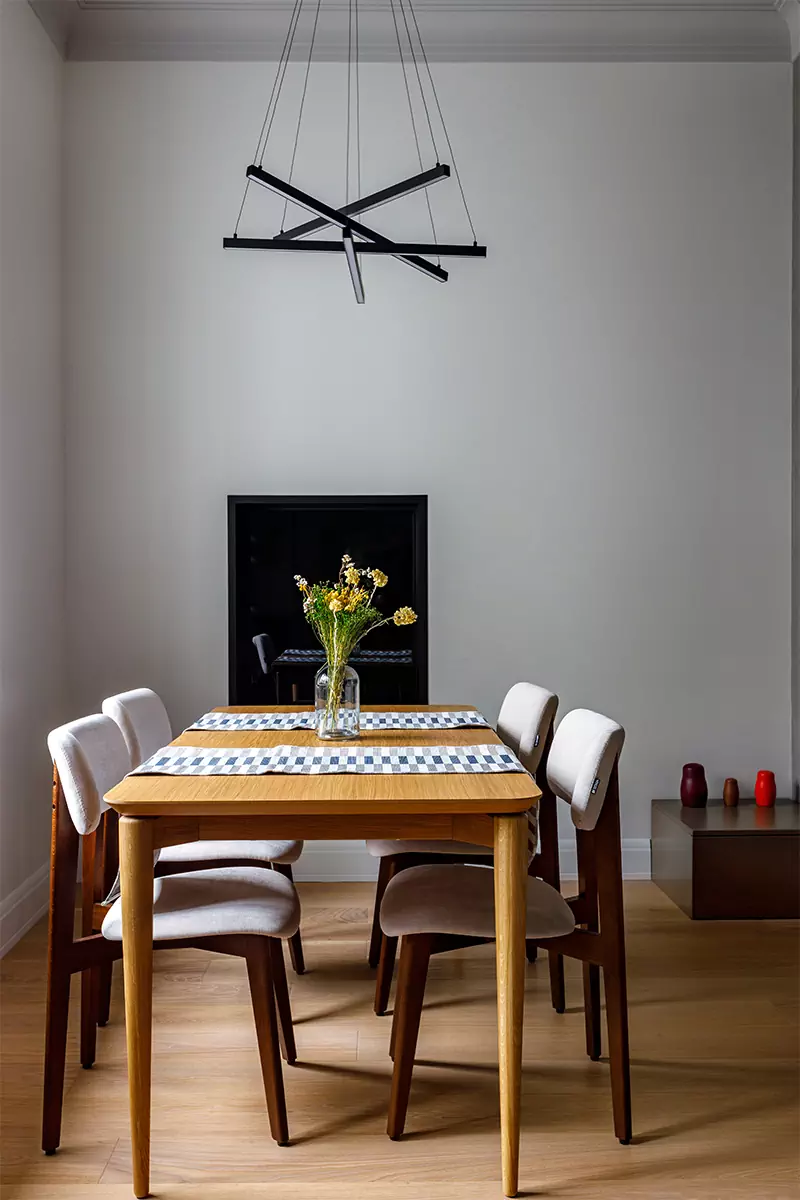 Расслабляющий интерьер квартиры с проходной кухней — проект I+E Spaces Studio