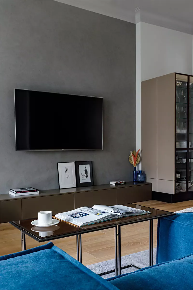 Расслабляющий интерьер квартиры с проходной кухней — проект I+E Spaces Studio