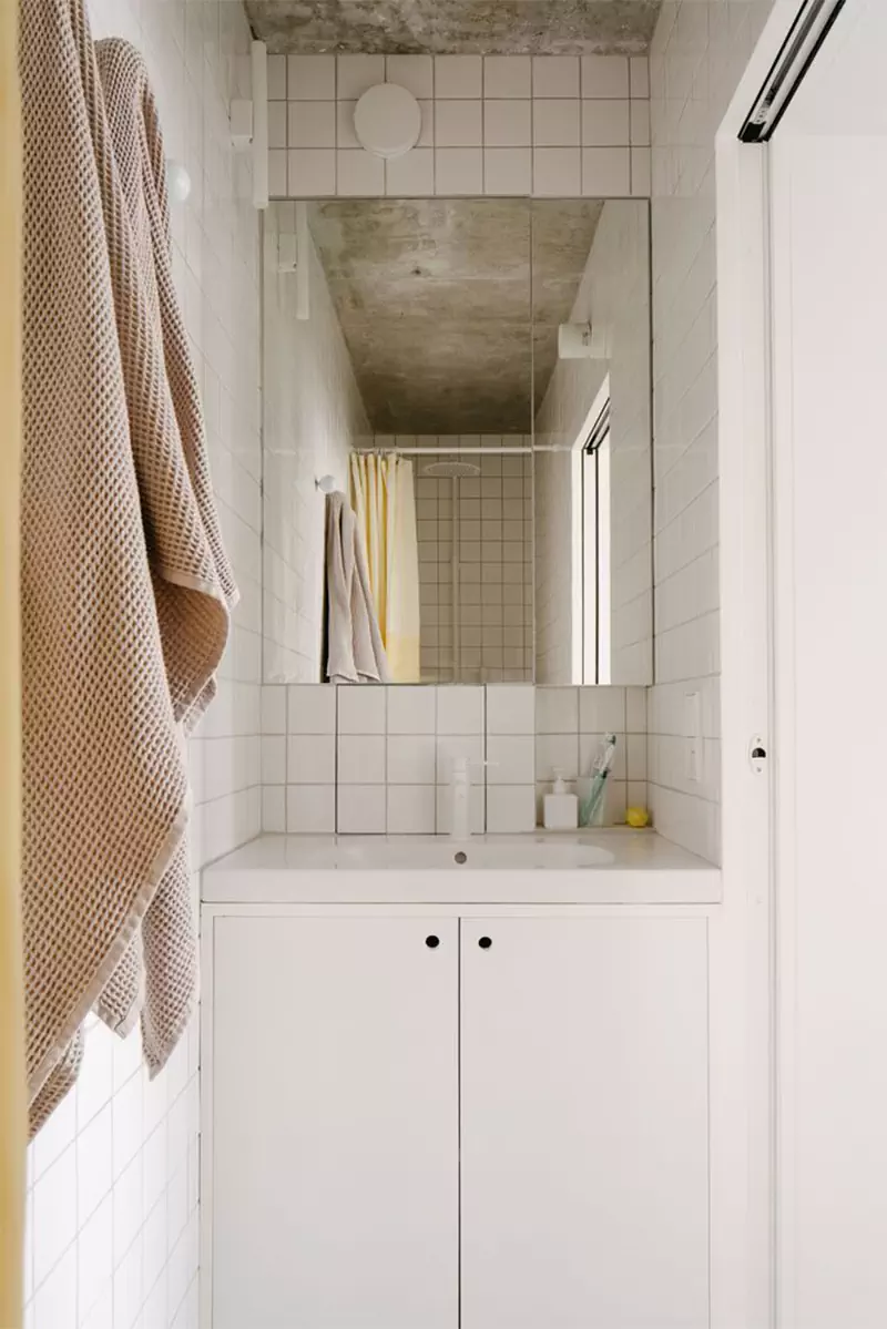 Аскетичный интерьер компактной квартиры с необычным зонированием — проект студии Hyper и Саймона Генри