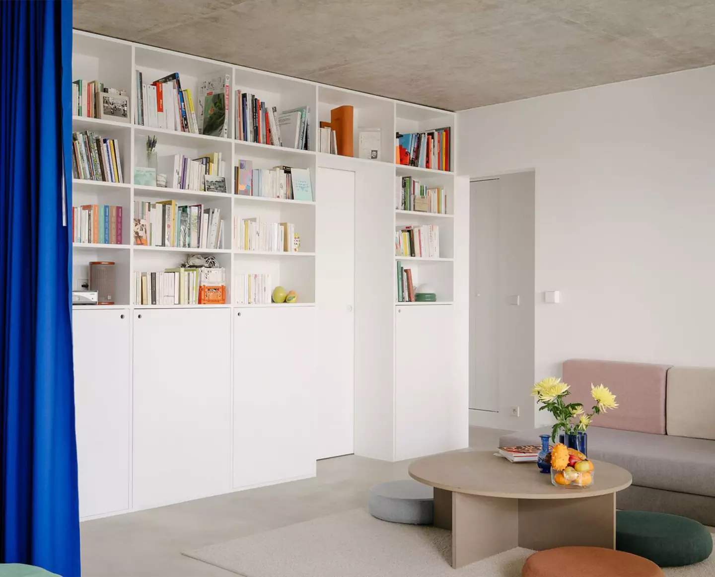 Аскетичный интерьер компактной квартиры с необычным зонированием — проект студии Hyper и Саймона Генри