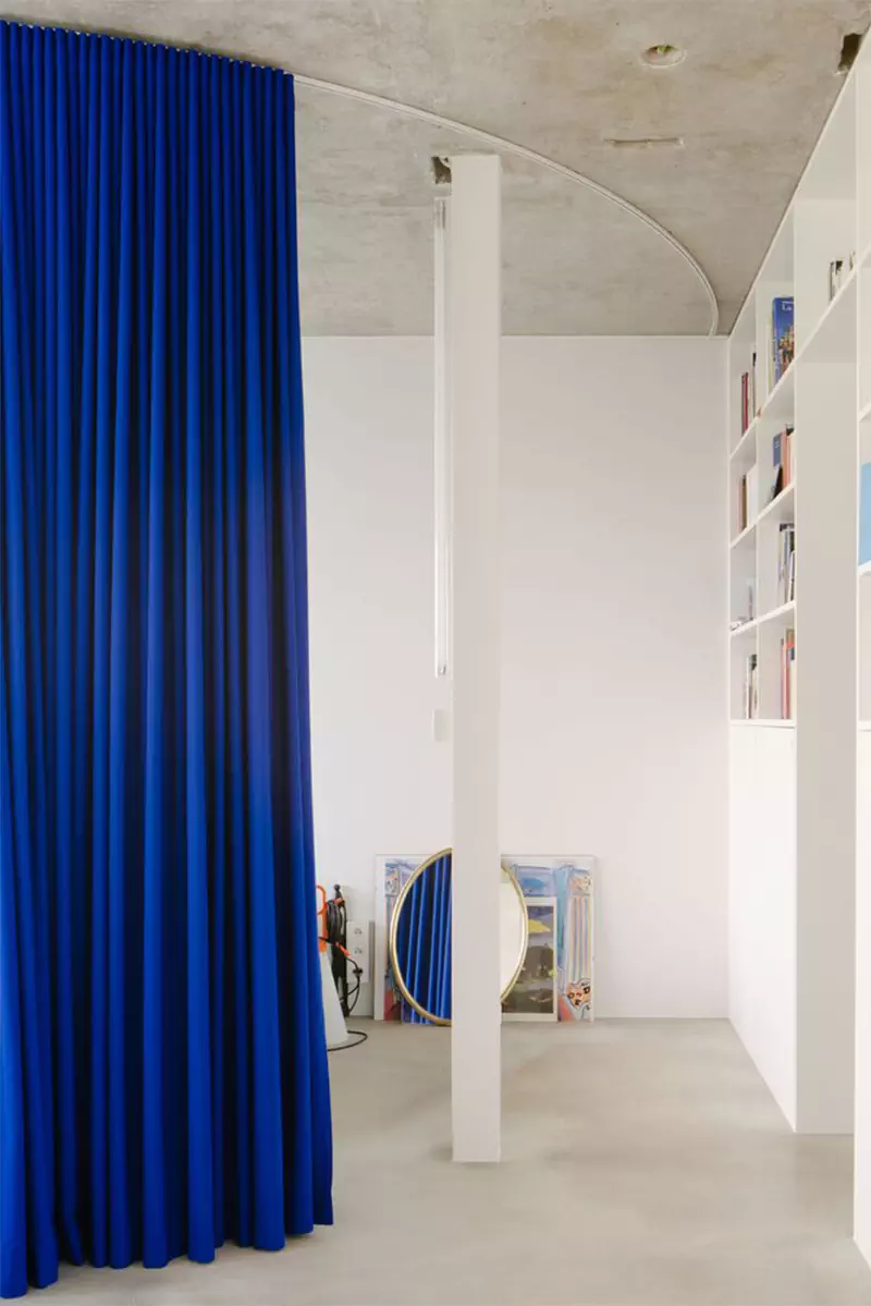 Аскетичный интерьер компактной квартиры с необычным зонированием — проект студии Hyper и Саймона Генри