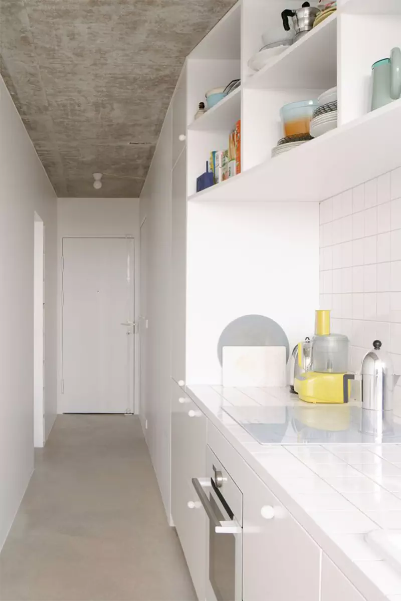 Аскетичный интерьер компактной квартиры с необычным зонированием — проект студии Hyper и Саймона Генри