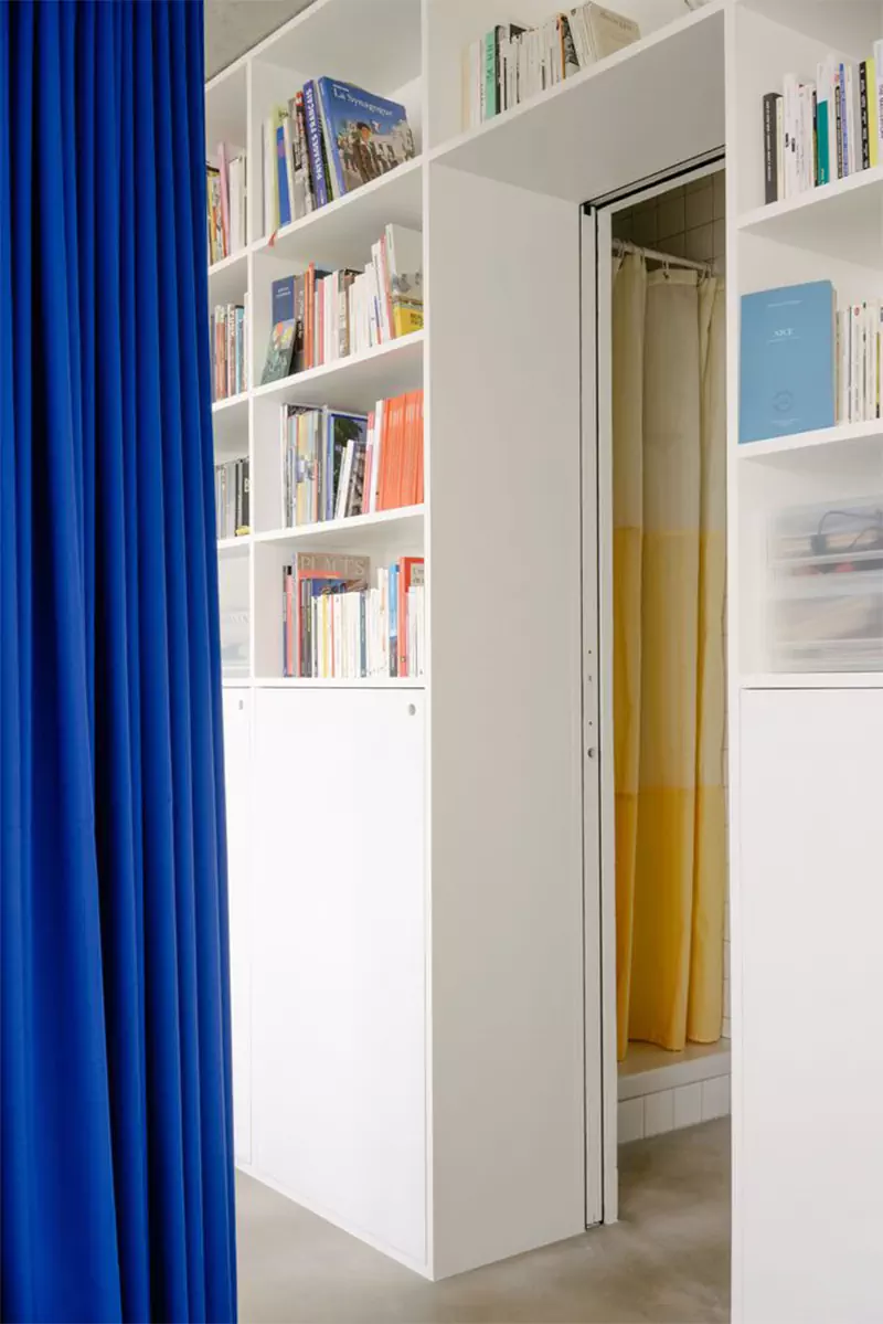 Аскетичный интерьер компактной квартиры с необычным зонированием — проект студии Hyper и Саймона Генри