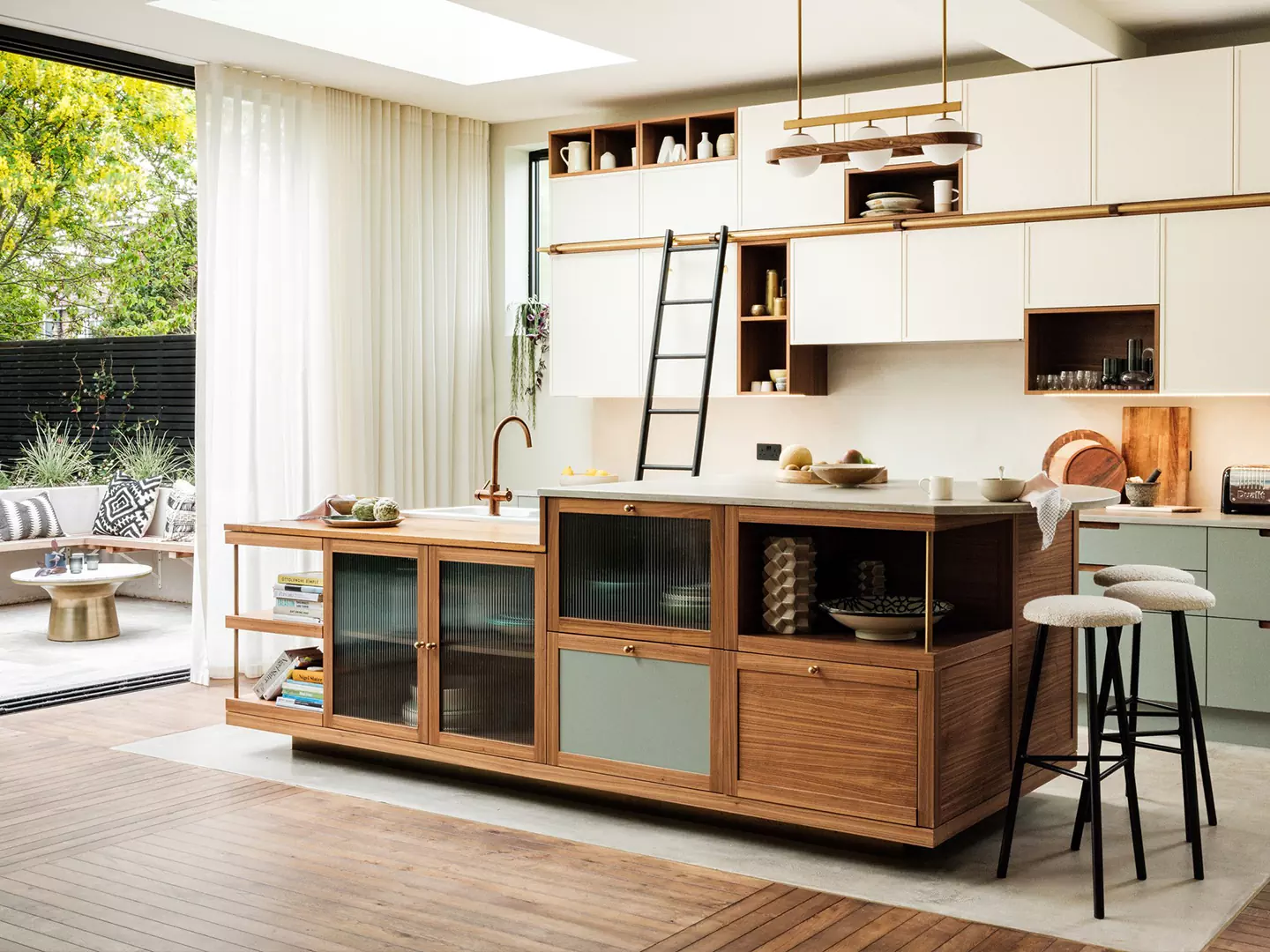 Наполненный природными фактурами интерьер дома в пригороде Лондона — проект студии The Mint List