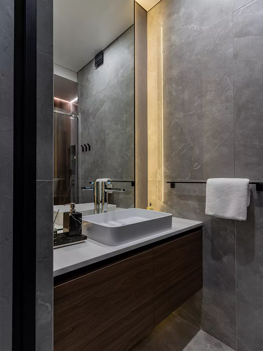 Монохромный интерьер квартиры с эффектным камином в гостиной — проект Яны Родзевич