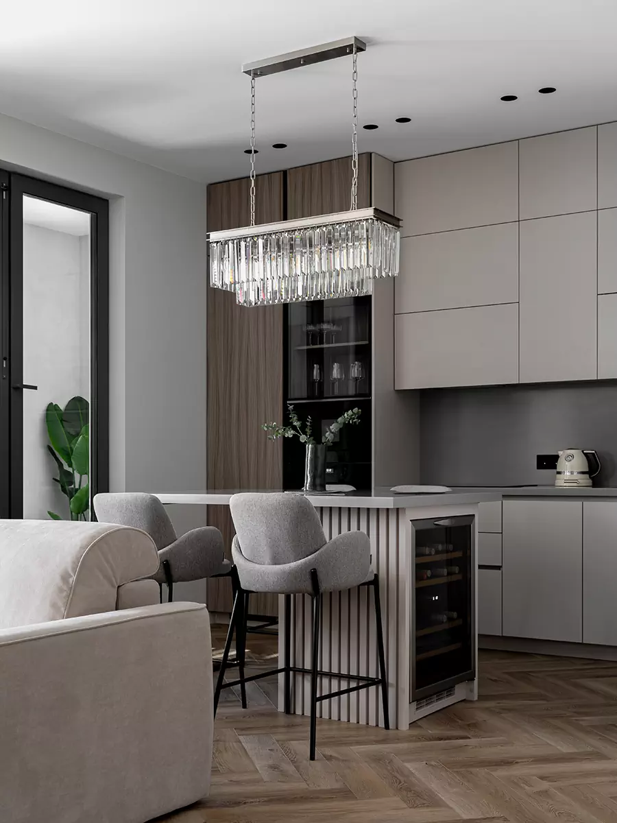 Монохромный интерьер квартиры с эффектным камином в гостиной — проект Яны Родзевич