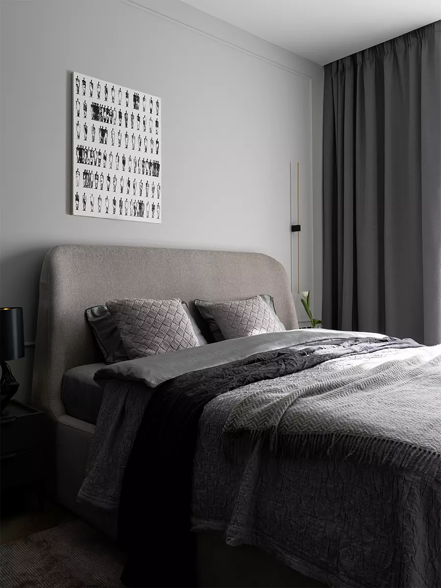 Монохромный интерьер квартиры с эффектным камином в гостиной — проект Яны Родзевич