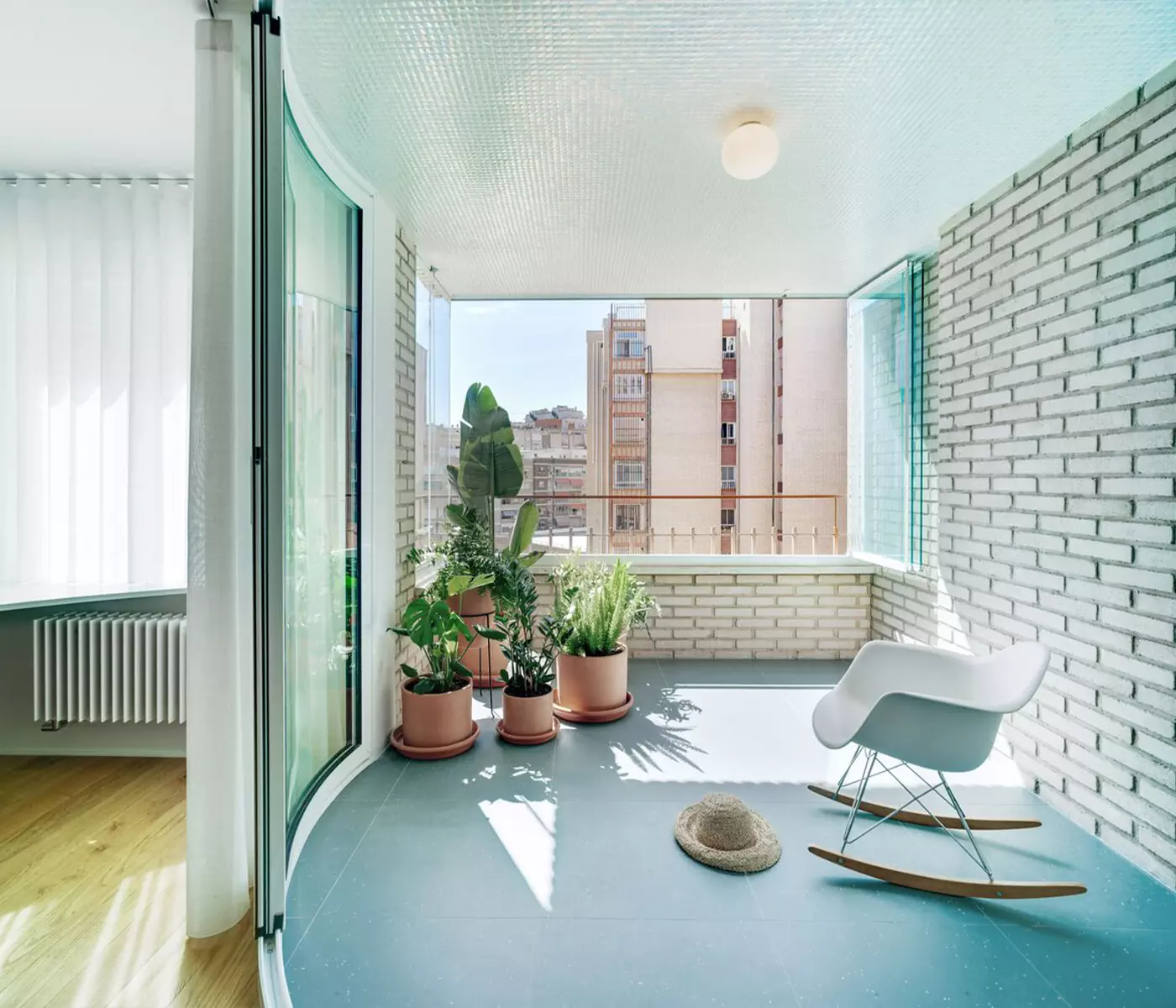 Аквамариновые акценты в интерьере квартиры с приморской атмосферой — проект Laura Ortín Arquitectura