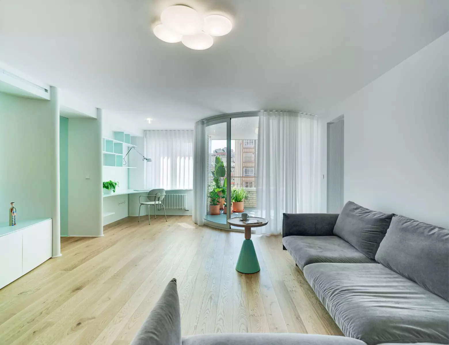 Аквамариновые акценты в интерьере квартиры с приморской атмосферой — проект Laura Ortín Arquitectura