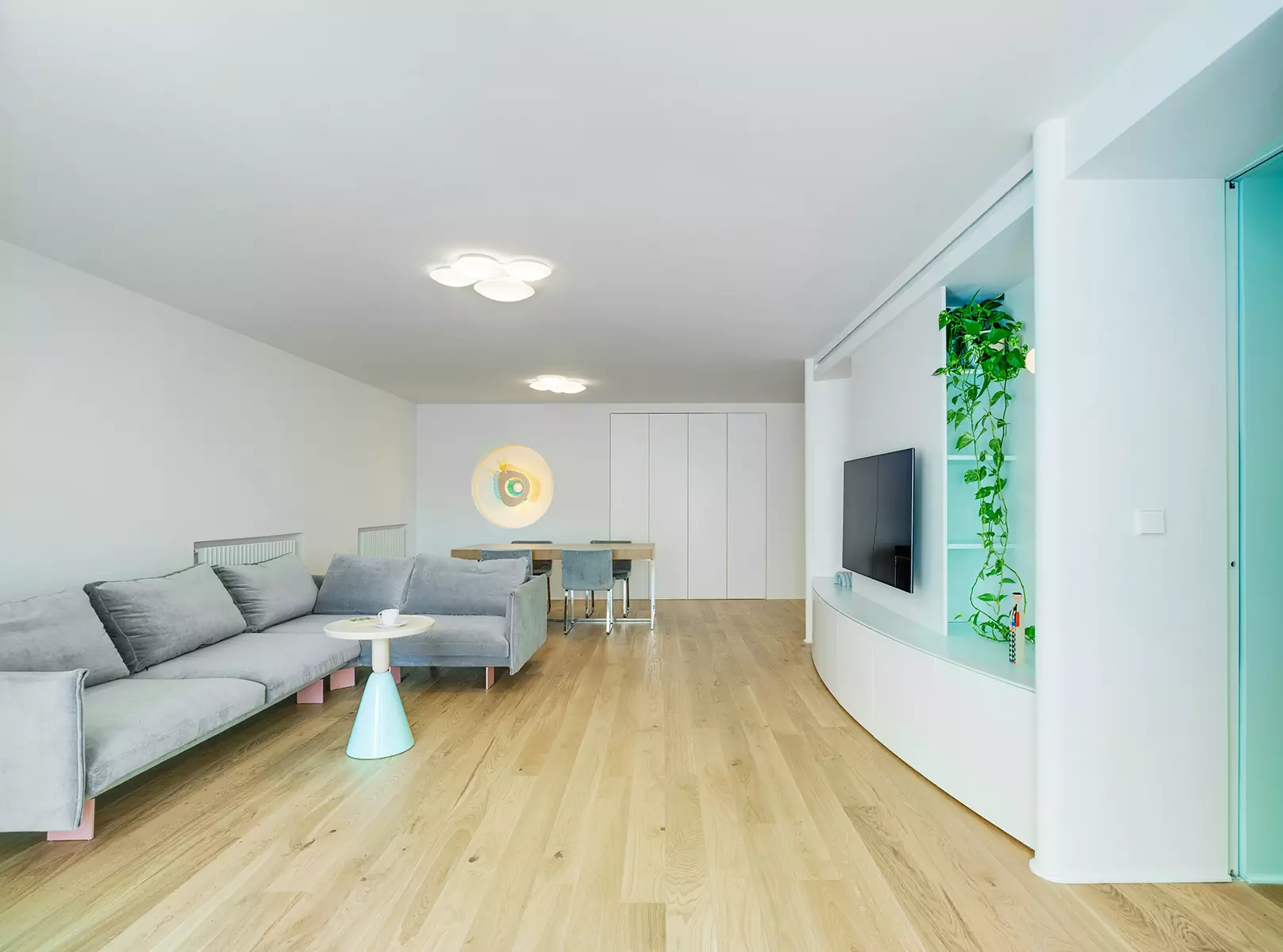 Аквамариновые акценты в интерьере квартиры с приморской атмосферой — проект Laura Ortín Arquitectura