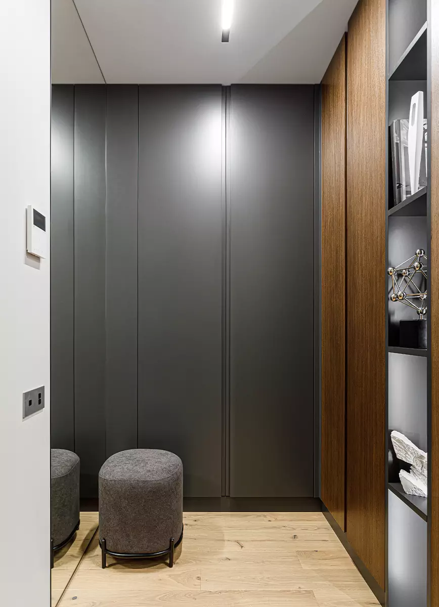 Уютный интерьер квартиры с акцентной стеной в ванной комнате — проект Brimmer Design Buro