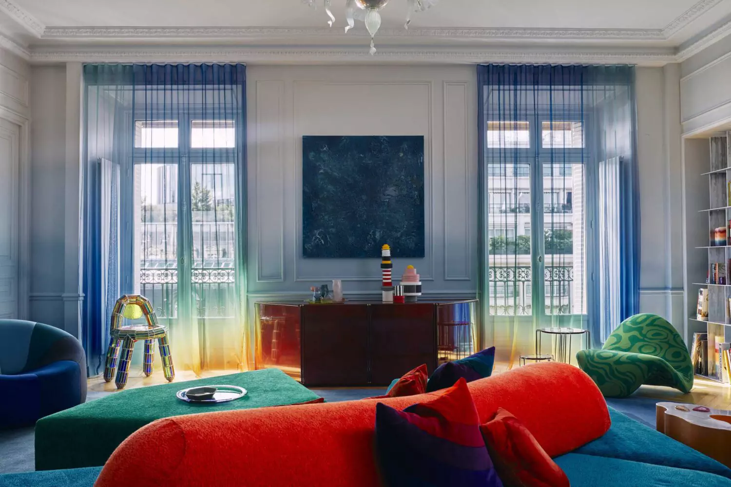 Буйство красок в интерьере парижской квартиры для двух ювелиров — проект коллектива Uchronia