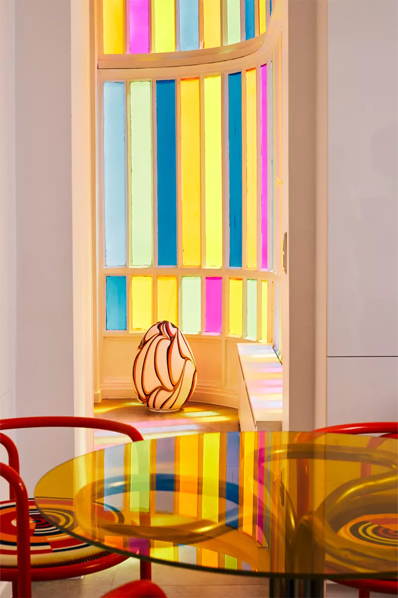 Буйство красок в интерьере парижской квартиры для двух ювелиров — проект коллектива Uchronia