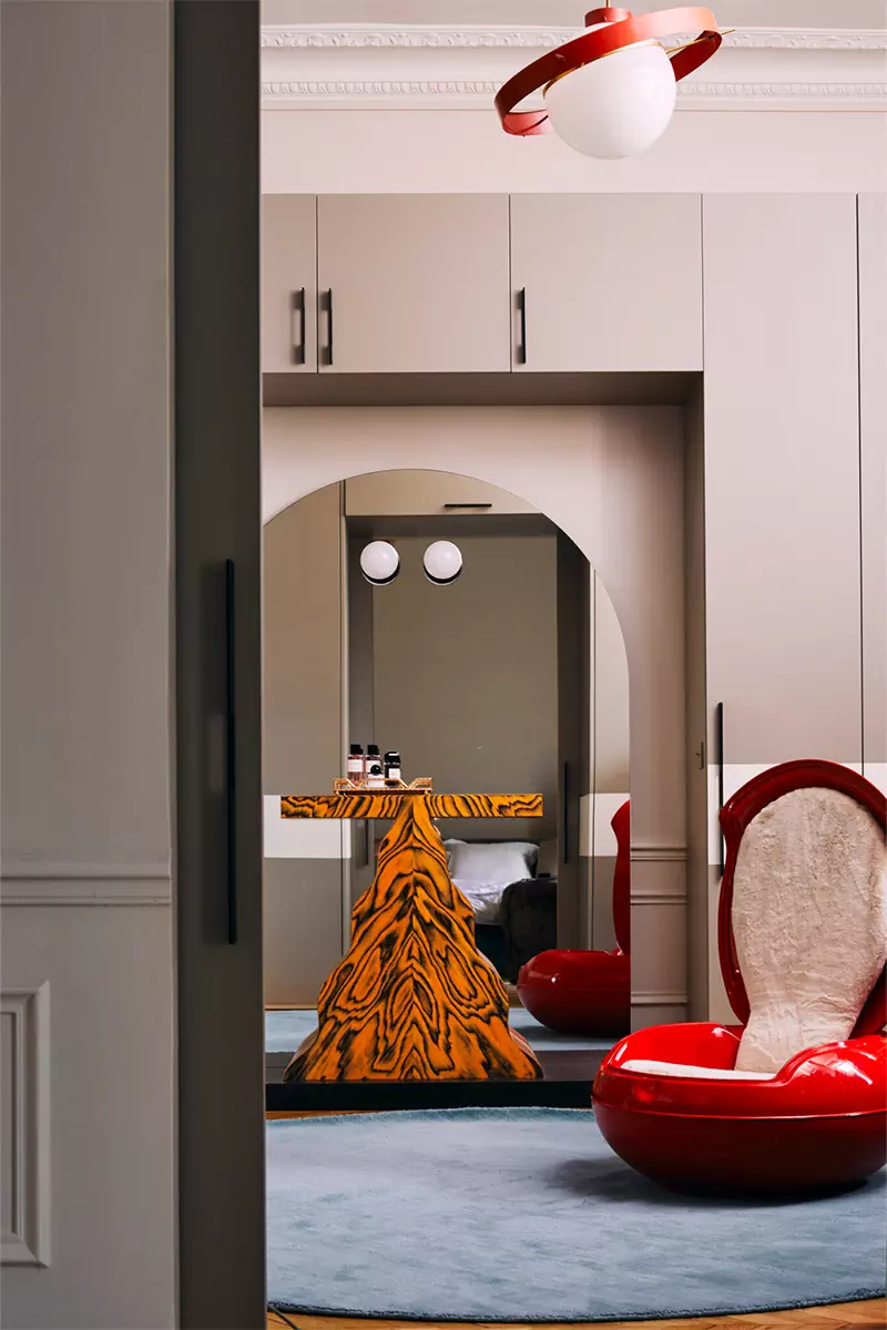 Буйство красок в интерьере парижской квартиры для двух ювелиров — проект коллектива Uchronia
