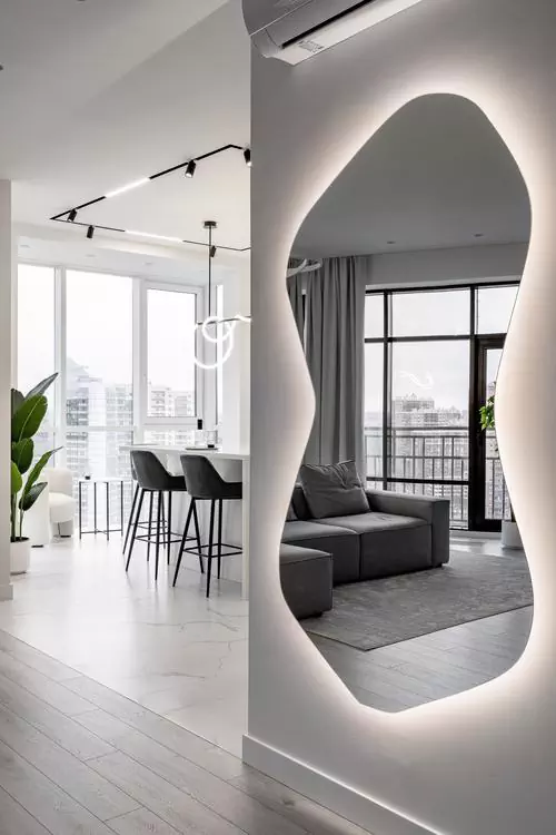 Монохромный интерьер квартиры с акцентной стеной в гостиной — проект Marble Design Studio