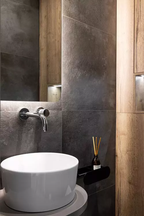 Монохромный интерьер квартиры с акцентной стеной в гостиной — проект Marble Design Studio