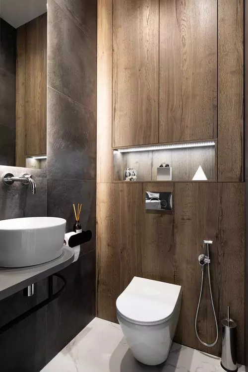 Монохромный интерьер квартиры с акцентной стеной в гостиной — проект Marble Design Studio