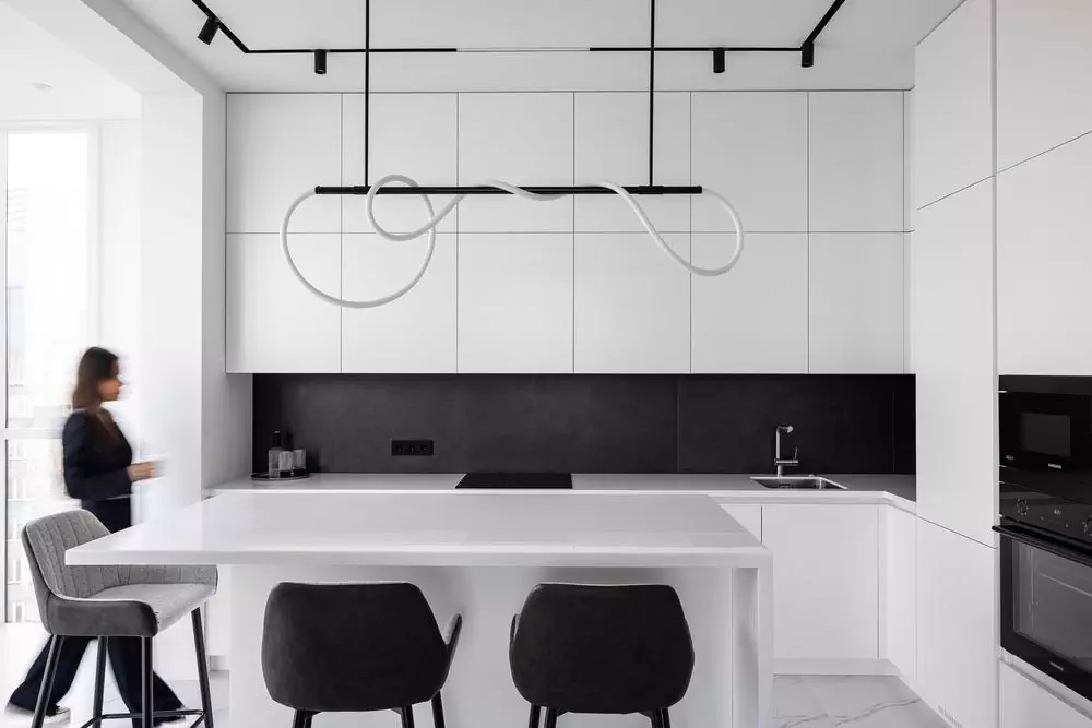 Монохромный интерьер квартиры с акцентной стеной в гостиной — проект Marble Design Studio