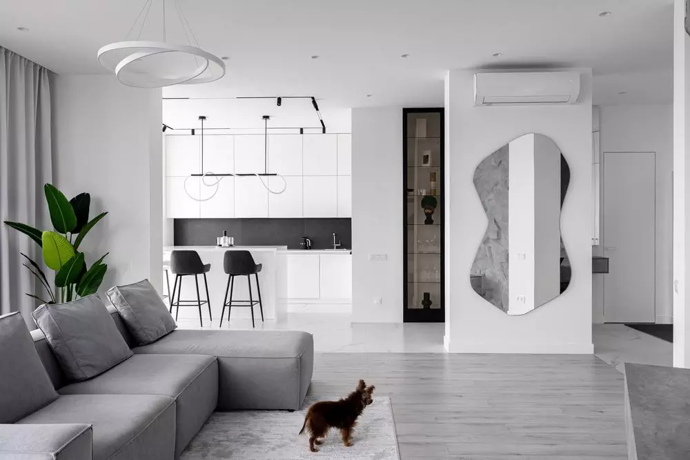 Монохромный интерьер квартиры с акцентной стеной в гостиной — проект Marble Design Studio