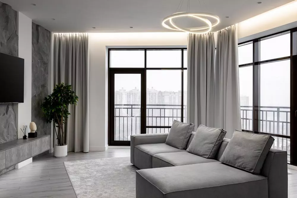 Монохромный интерьер квартиры с акцентной стеной в гостиной — проект Marble Design Studio