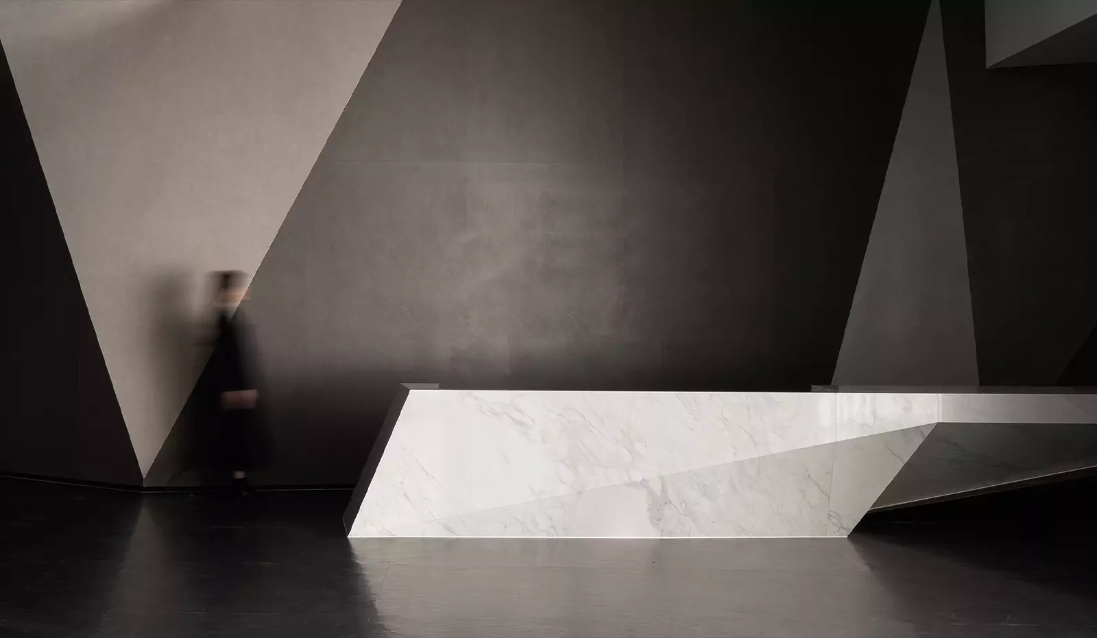 Ломаные линии и сложная геометрия в интерьере выставочного зала в Китае — проект Topway Space Design