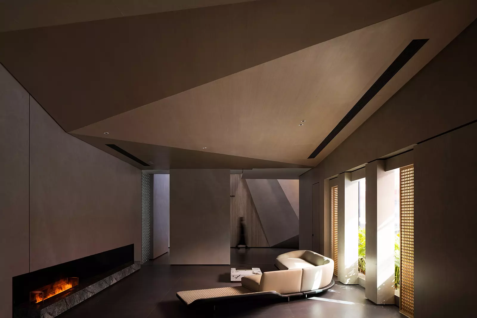 Ломаные линии и сложная геометрия в интерьере выставочного зала в Китае — проект Topway Space Design