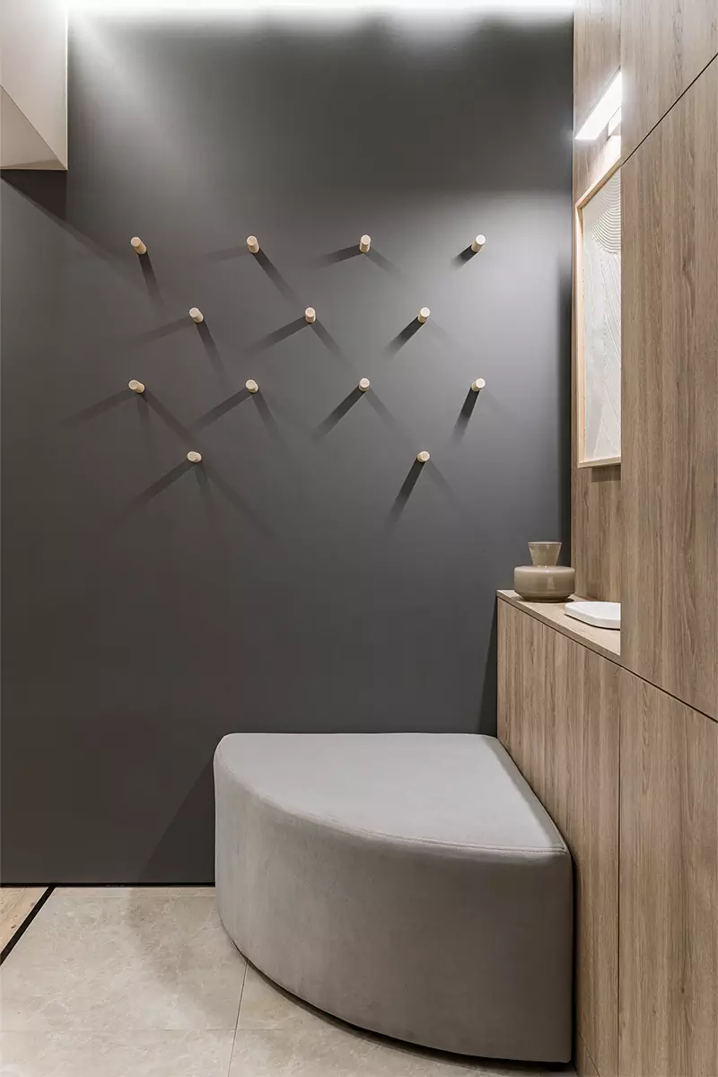 Интерьер семейной квартиры с акцентной покраской стен — проект Юлии Лезовой