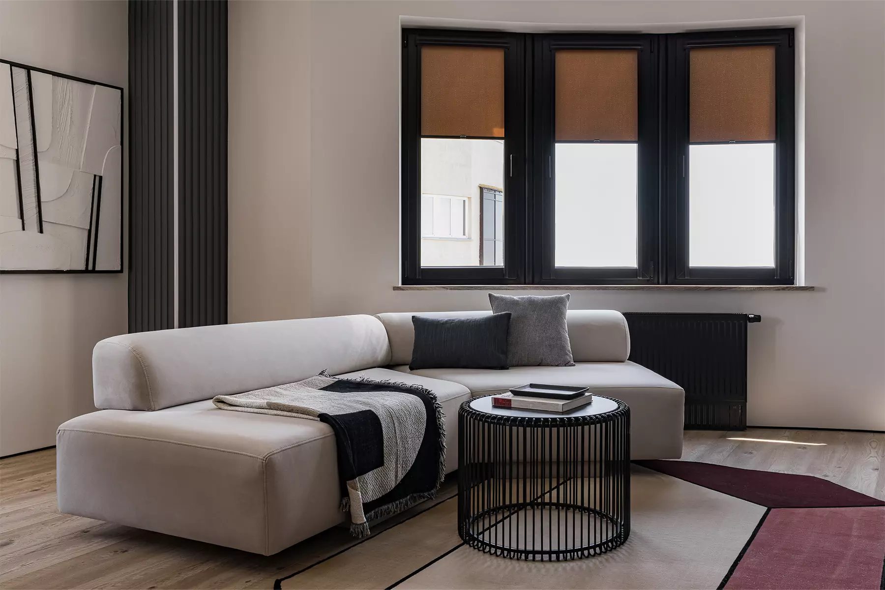 Интерьер семейной квартиры с акцентной покраской стен — проект Юлии Лезовой