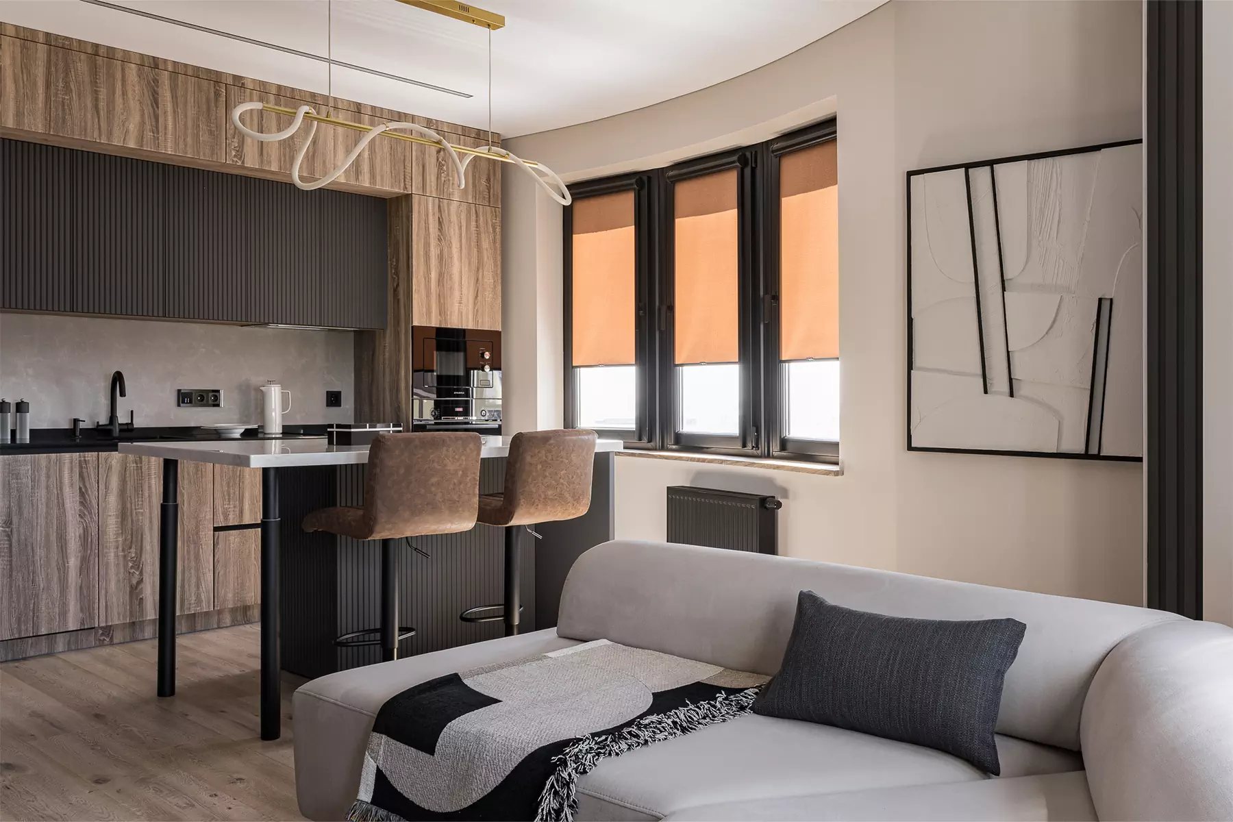 Интерьер семейной квартиры с акцентной покраской стен — проект Юлии Лезовой