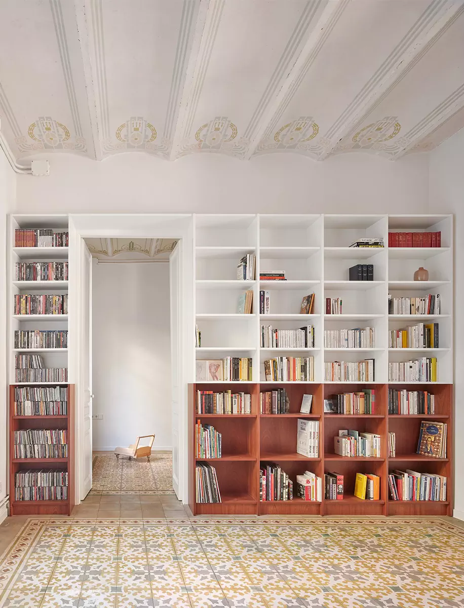 Двухцветный интерьер модернистской квартиры в Испании — проект Cierto Estudio