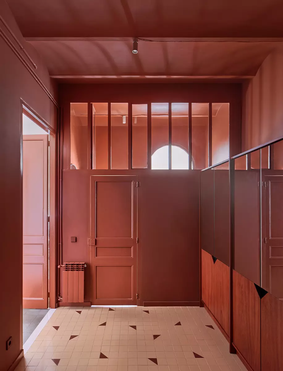 Двухцветный интерьер модернистской квартиры в Испании — проект Cierto Estudio