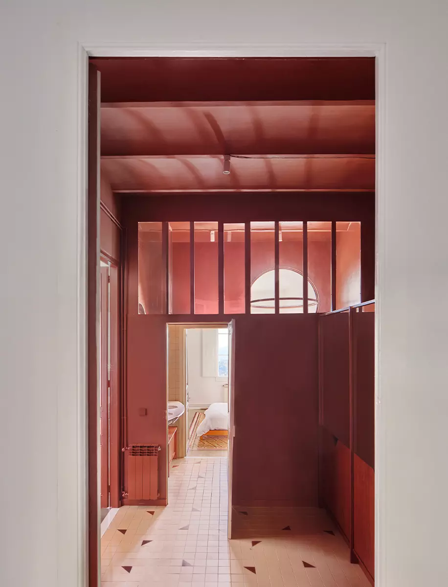 Двухцветный интерьер модернистской квартиры в Испании — проект Cierto Estudio