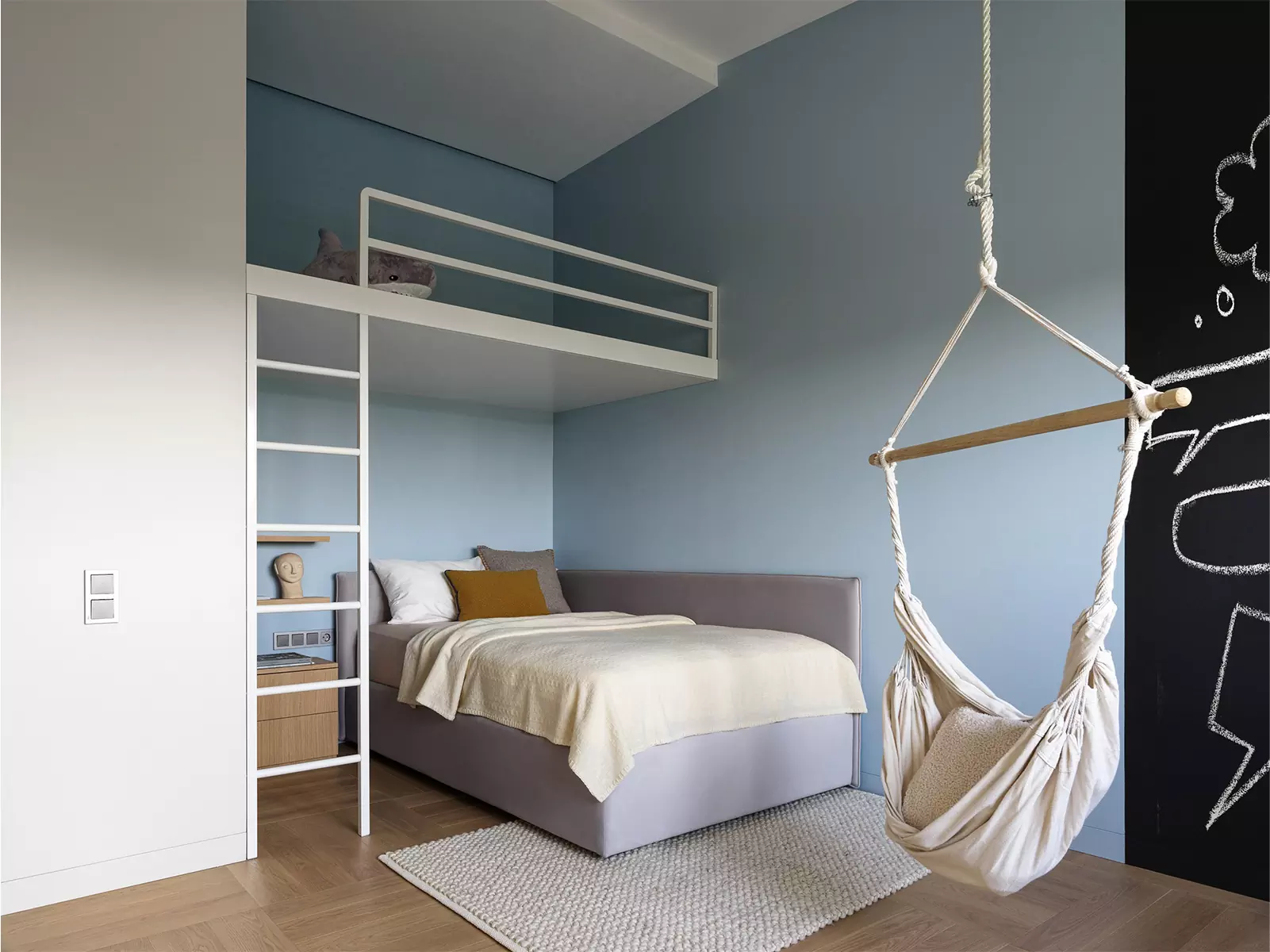 Теплая древесина и графичные детали в интерьере квартиры под мансардной крышей — проект Екатерины Шиловой