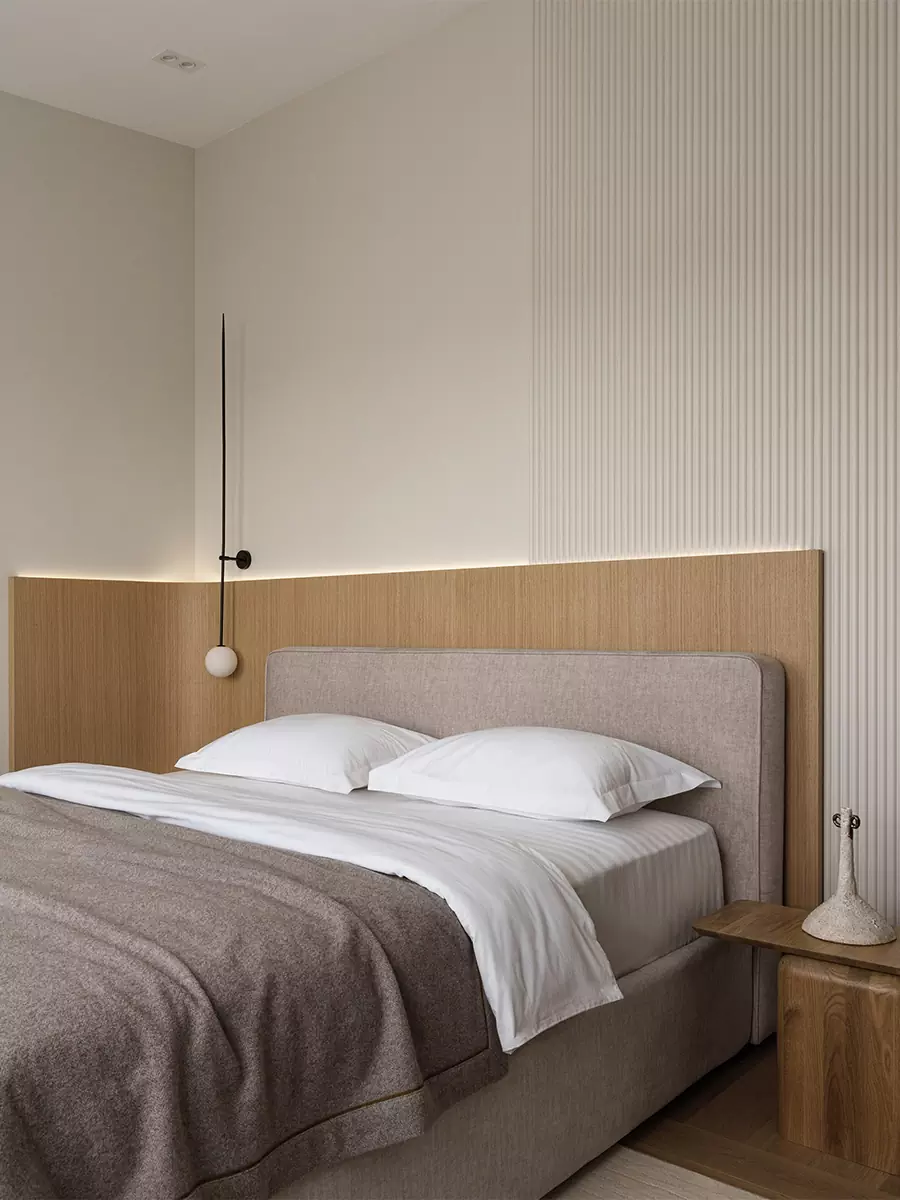 Теплая древесина и графичные детали в интерьере квартиры под мансардной крышей — проект Екатерины Шиловой