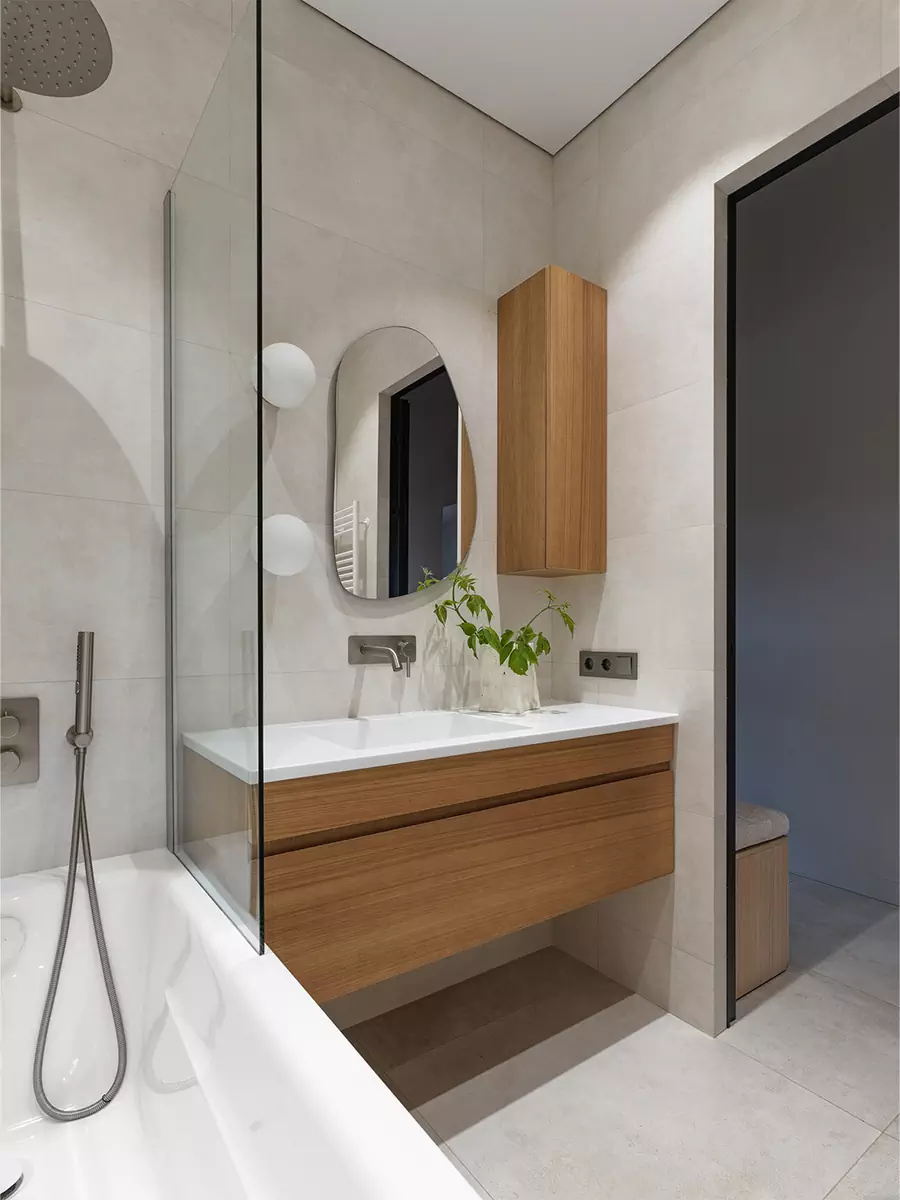 Теплая древесина и графичные детали в интерьере квартиры под мансардной крышей — проект Екатерины Шиловой