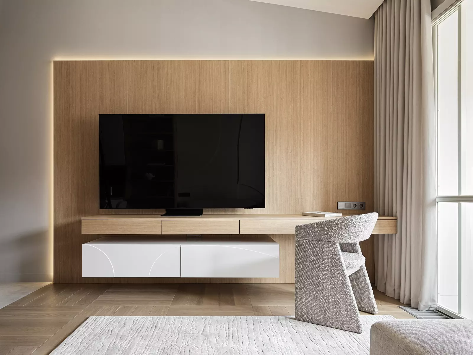 Теплая древесина и графичные детали в интерьере квартиры под мансардной крышей — проект Екатерины Шиловой