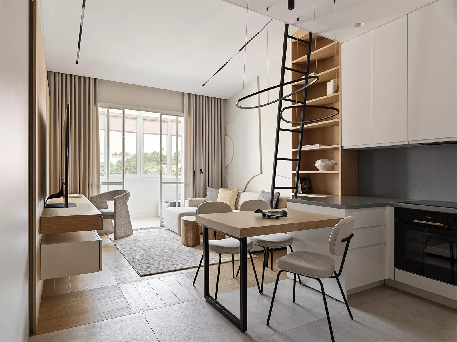 Теплая древесина и графичные детали в интерьере квартиры под мансардной крышей — проект Екатерины Шиловой