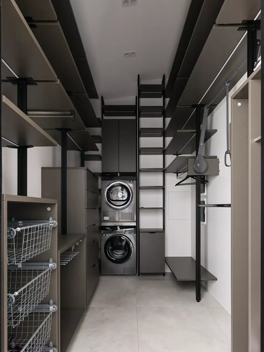 Теплая древесина и графичные детали в интерьере квартиры под мансардной крышей — проект Екатерины Шиловой