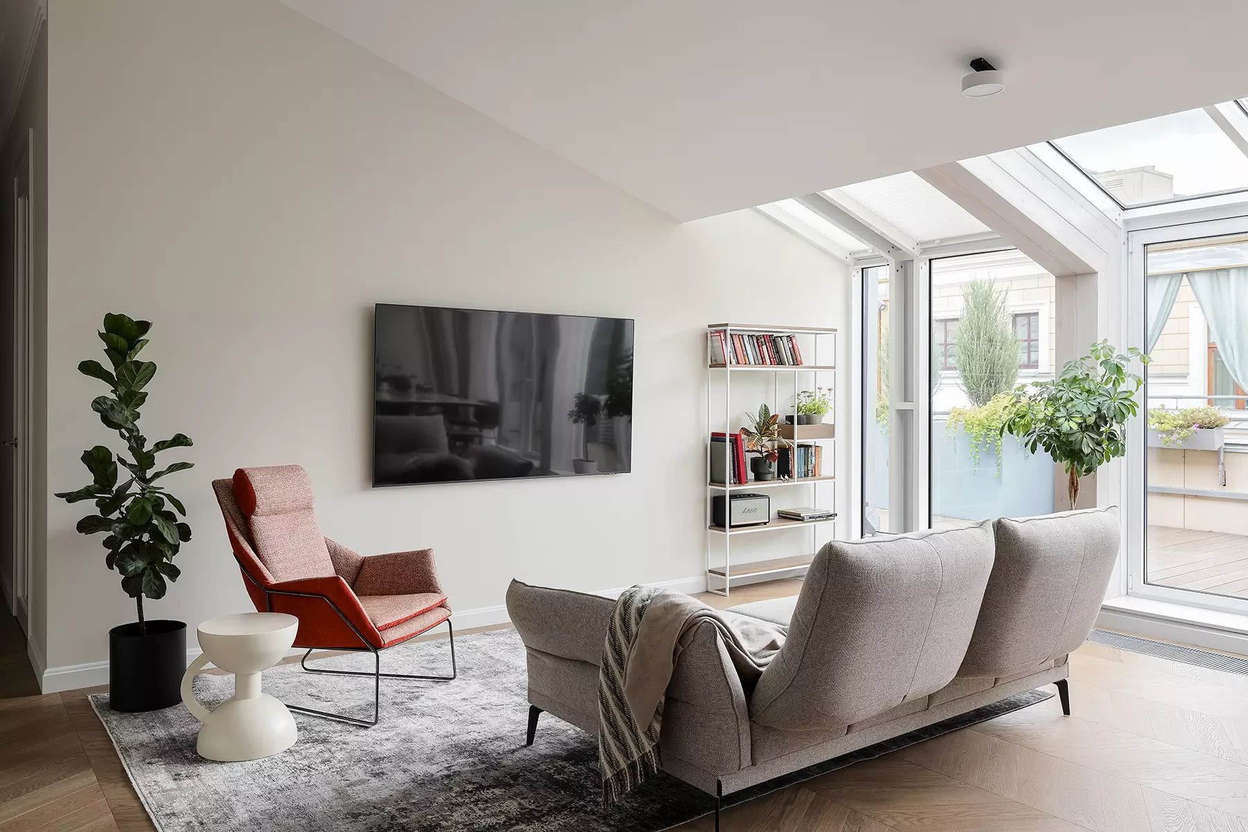 Наполненный светом интерьер мансардной квартиры в историческом доме — проект Аллы Сеничевой