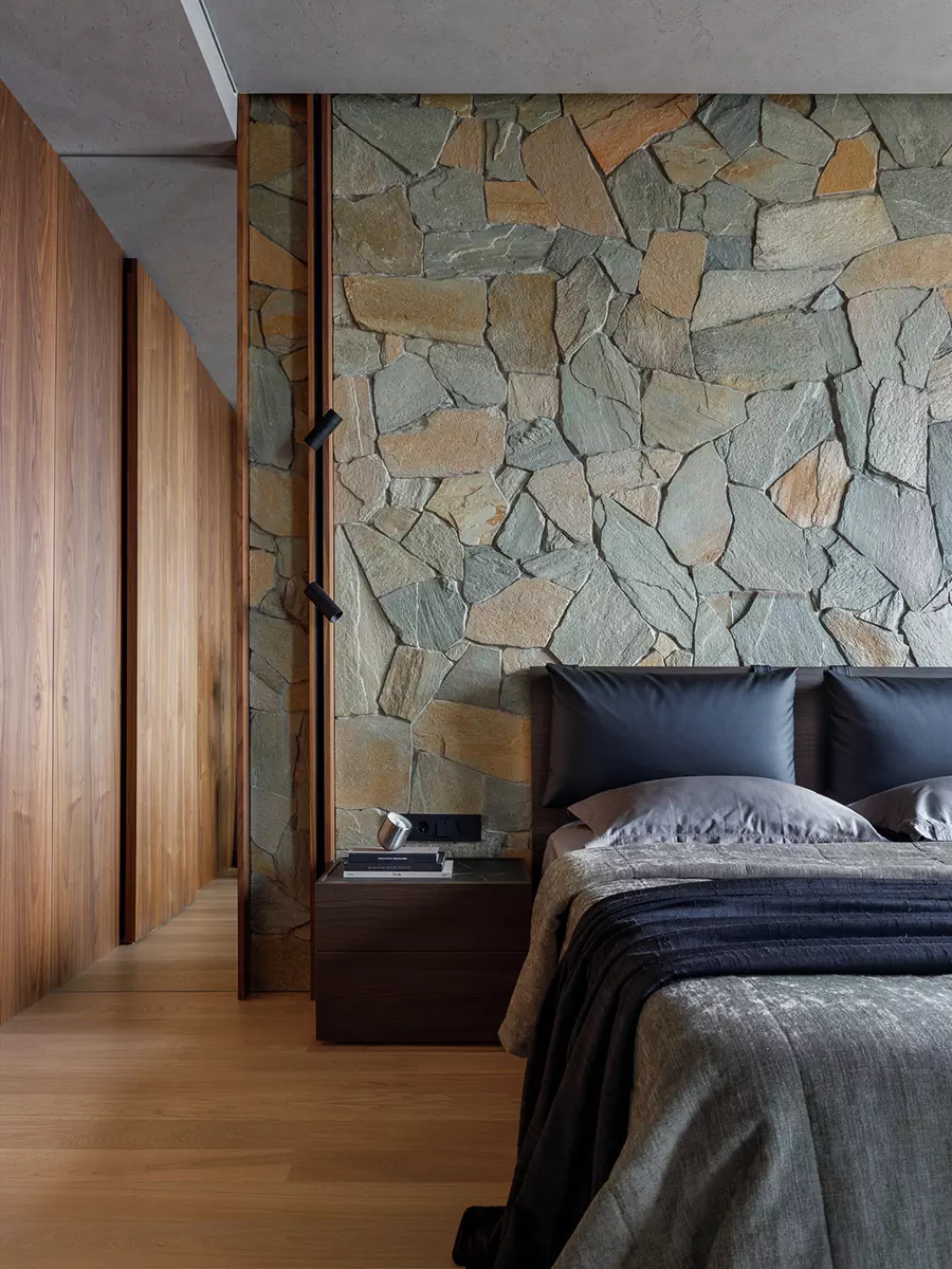 Акценты из природного камня в брутальном интерьере для холостяка — проект QUADRUM Studio